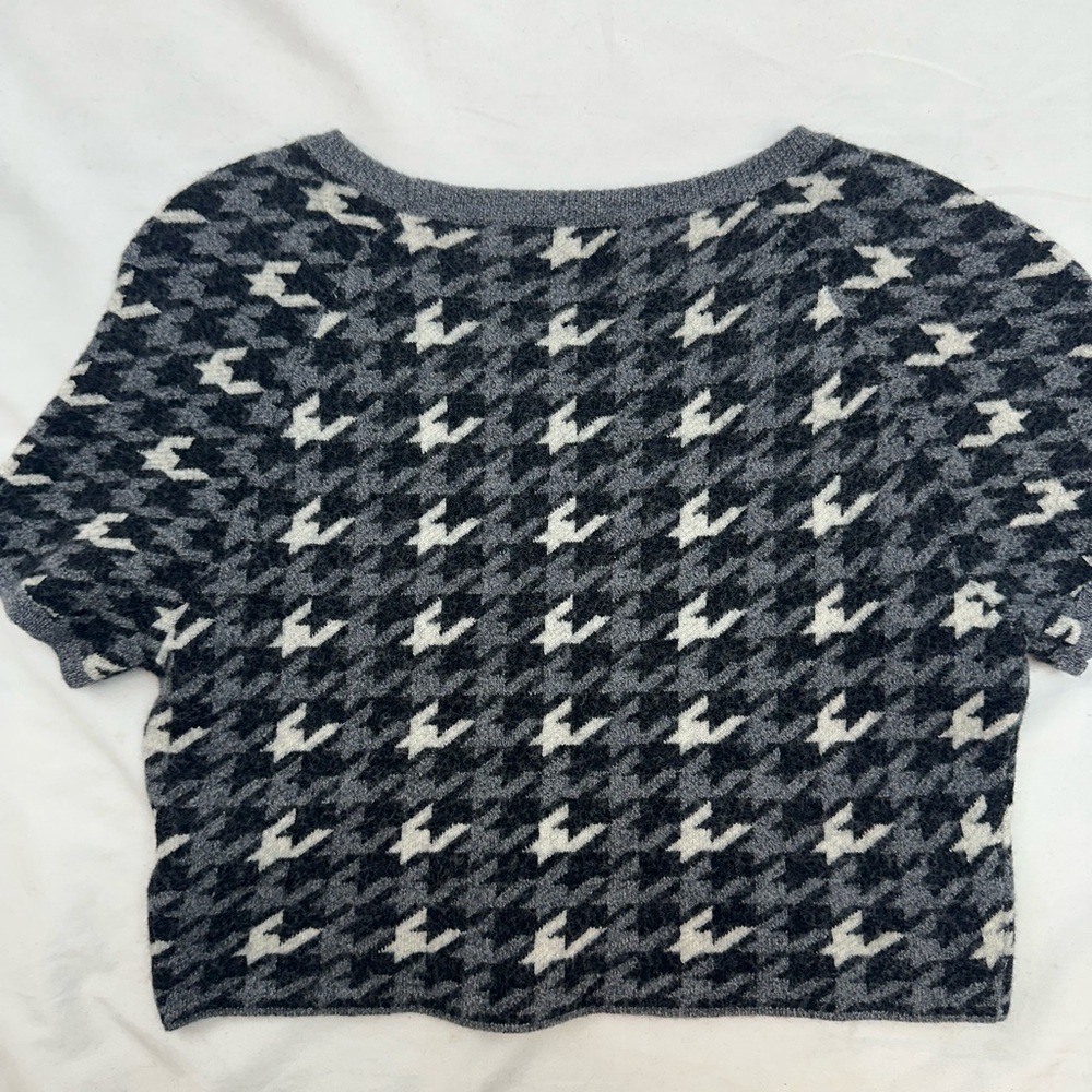 Alice + Olivia Gray and White Houndstooth Sweater - Picture 3 of 3